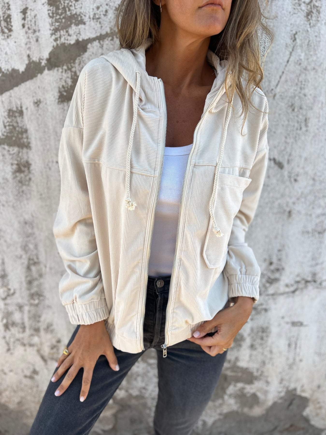 Veste à capuche zippée avec poche réversible ➡️ Parka à capuche zippée avec poches côté