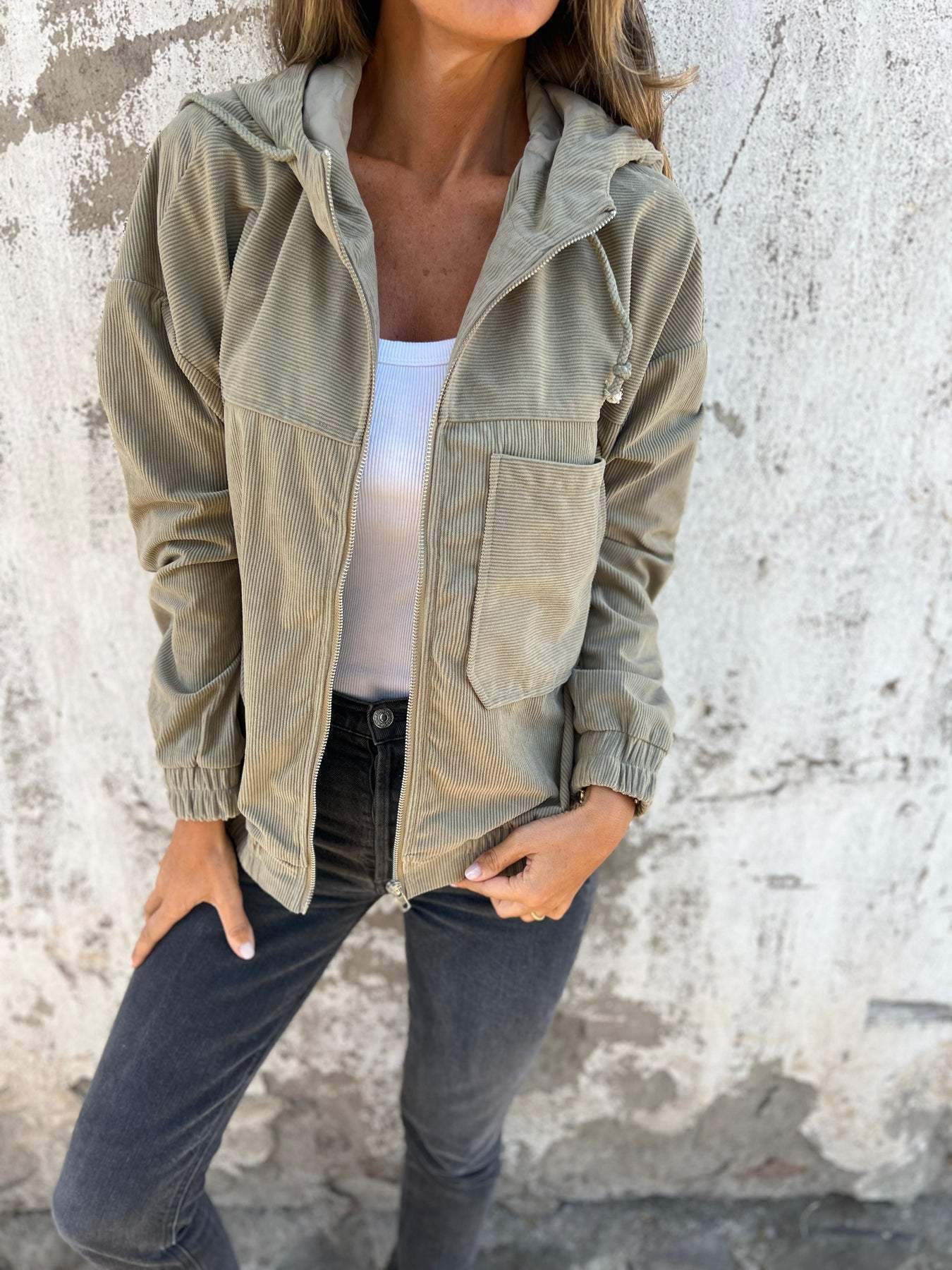 Veste à capuche zippée avec poche réversible ➡️ Parka à capuche zippée avec poches côté