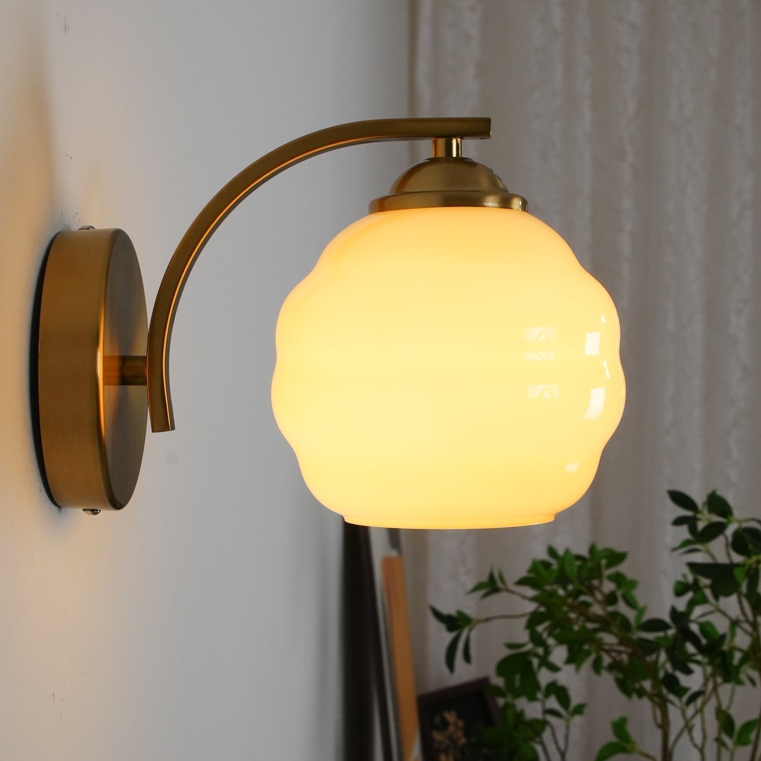Lampe Murale Chic Rétro avec Abat-jour en Verre Opaline - Foivo