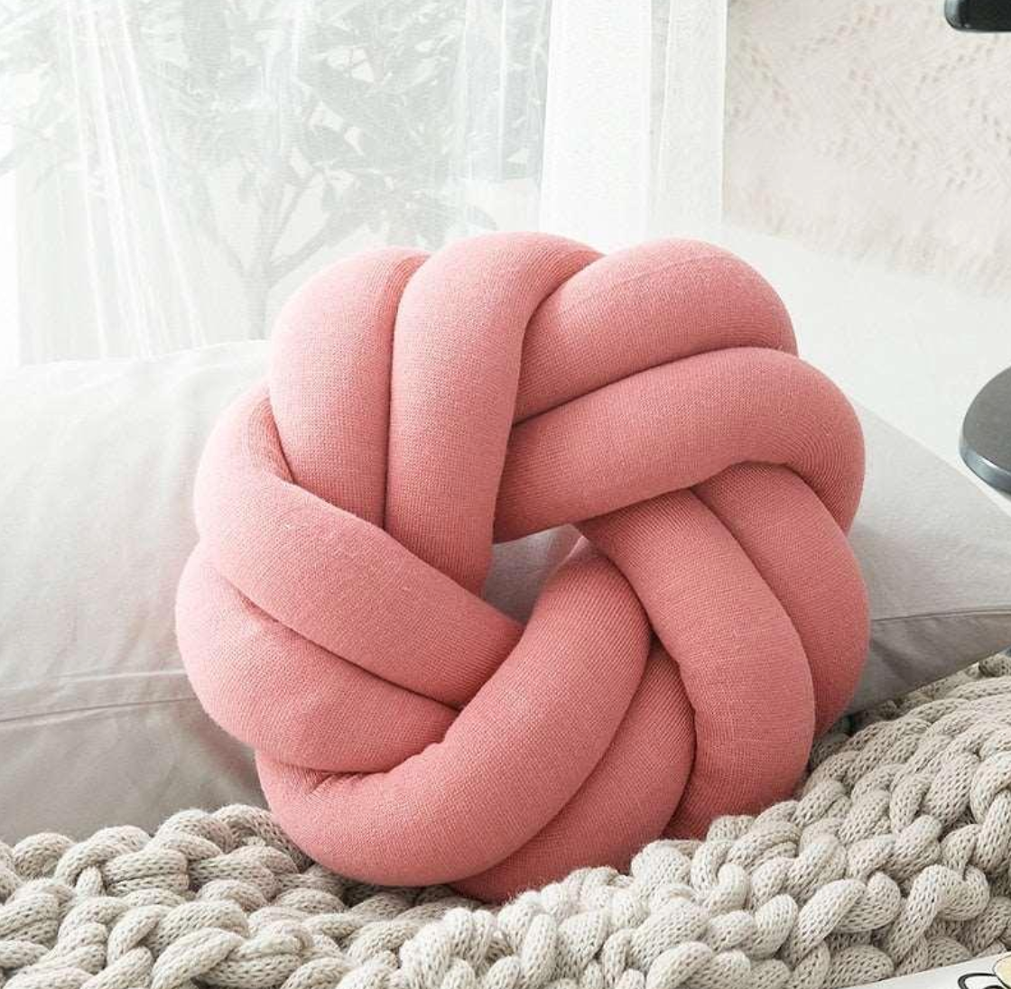 Coussin à nœud élégant pour intérieur tendance