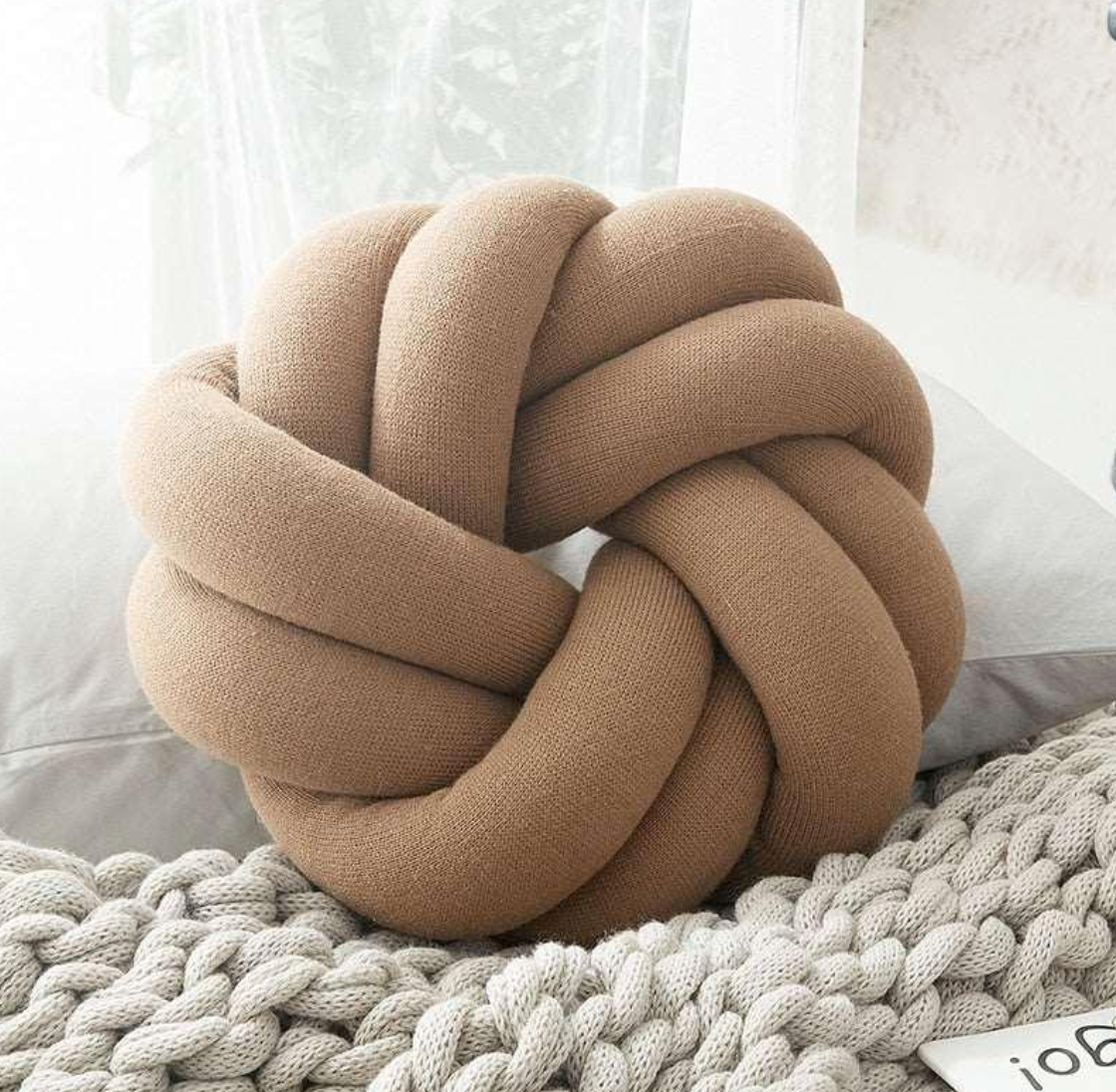 Coussin à nœud élégant pour intérieur tendance