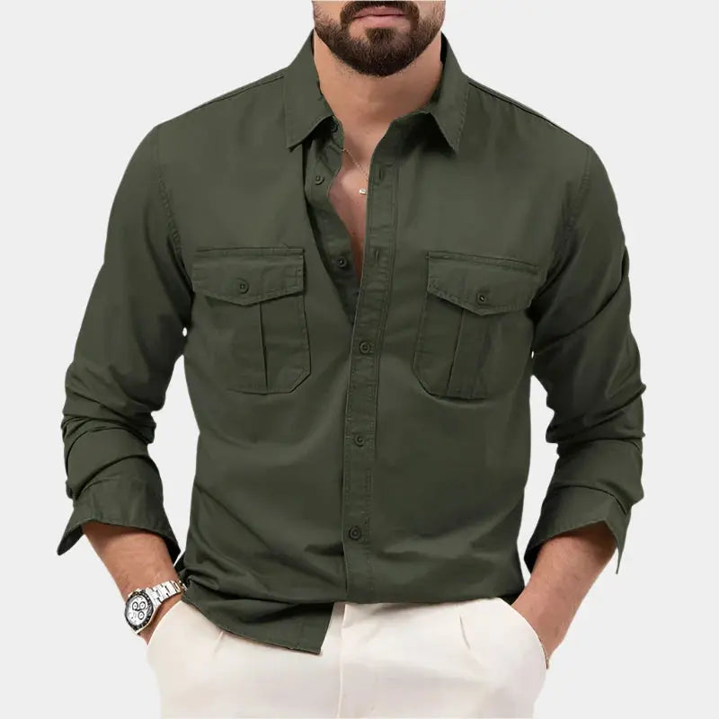 Chemise élégante coupée classique avec charme intemporel