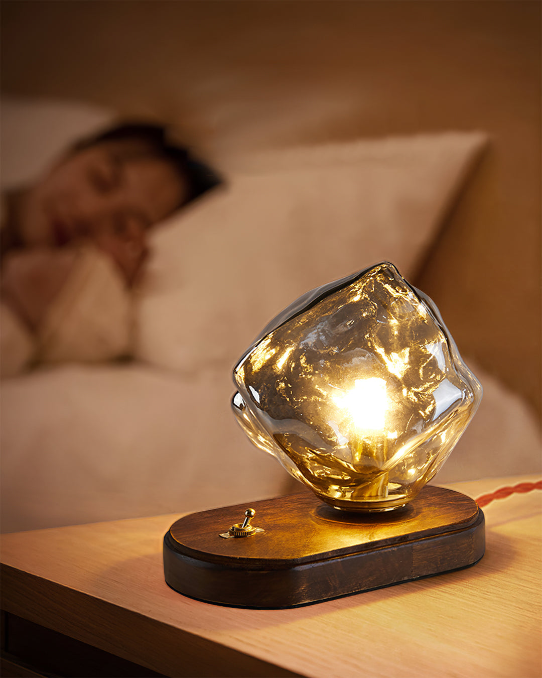 Lampe de Table en Verre Doré Élégante