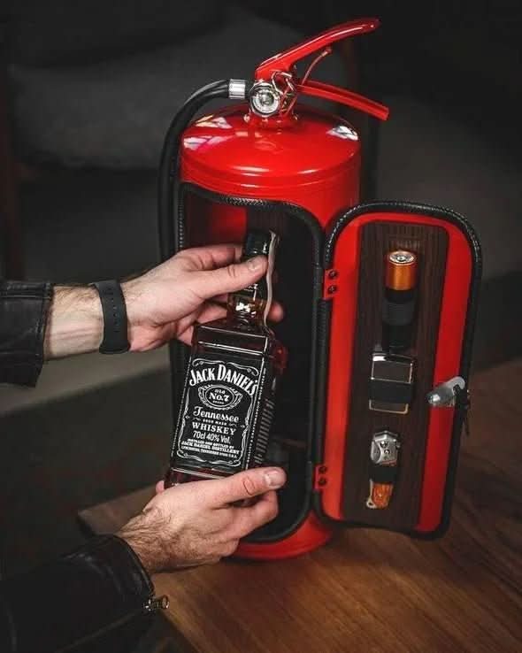 Mini-Bar Caché Design Extincteur Élégant 1