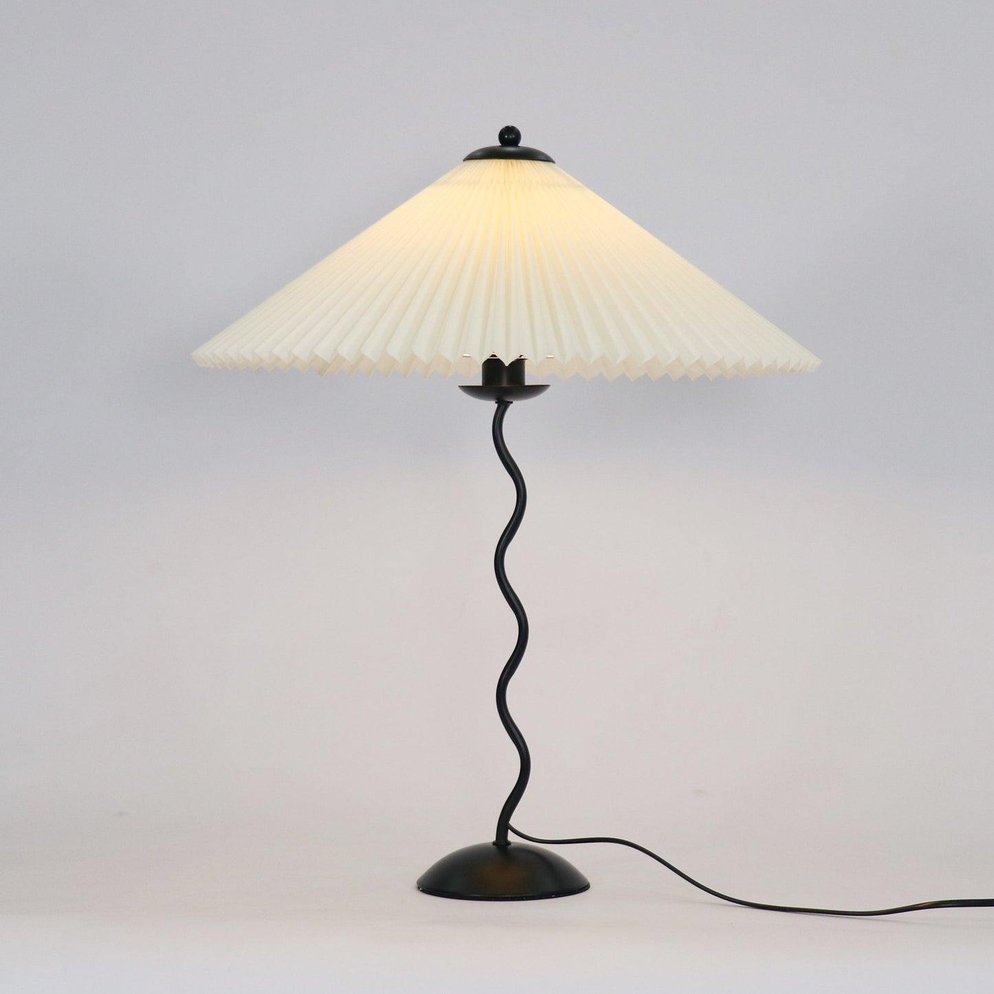 Lampe de Table Design Élégant - Luminaire Moderne Ondoyant pour Maison et Bureau