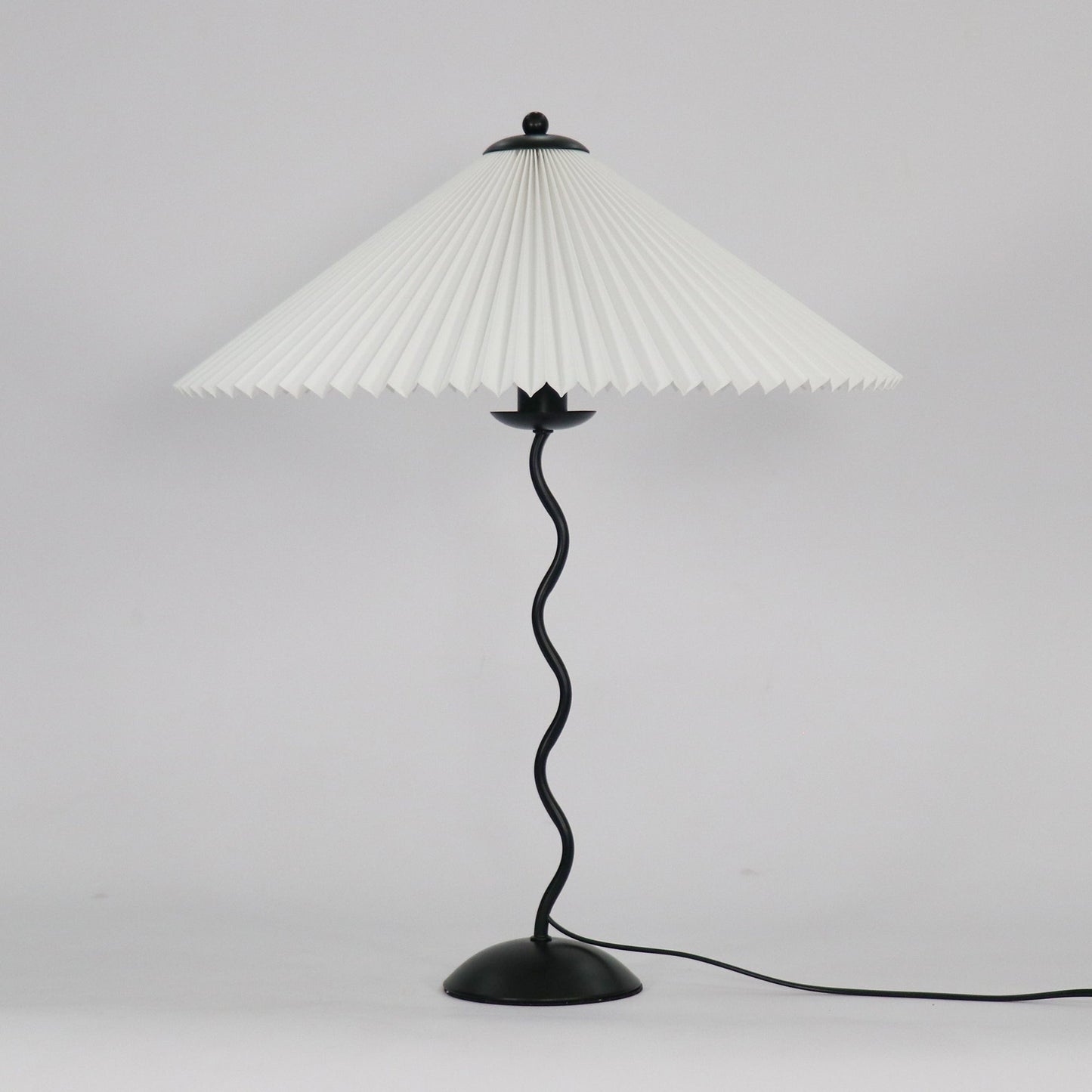 Lampe de Table Design Élégant - Luminaire Moderne Ondoyant pour Maison et Bureau
