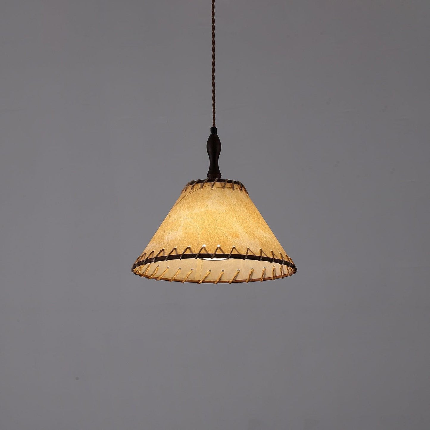 Lampe suspendue en bois et lin, élégante et chaleureuse