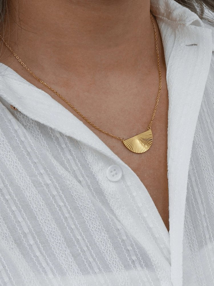 Collier Astral Croissant Doré Élégant - Foivo